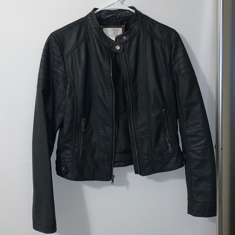 cute black leather jacket!